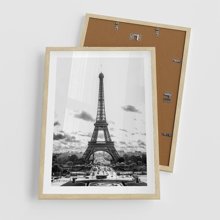 Plakat w ramie 50x70 - Wieża Eiffla - czarno białe zdjecie, wieża eiffla - rama drewno
