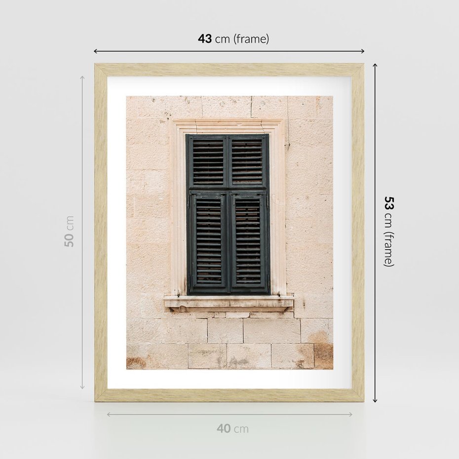 Plakat w ramie 40x50 - Urok Starego Okna z Zielonymi Okiennicami - stare okno, kamienica - rama drewno