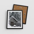 Plakat w ramie 40x50 - Zaklęta Zima - domek w lesie, śnieg - rama czarna