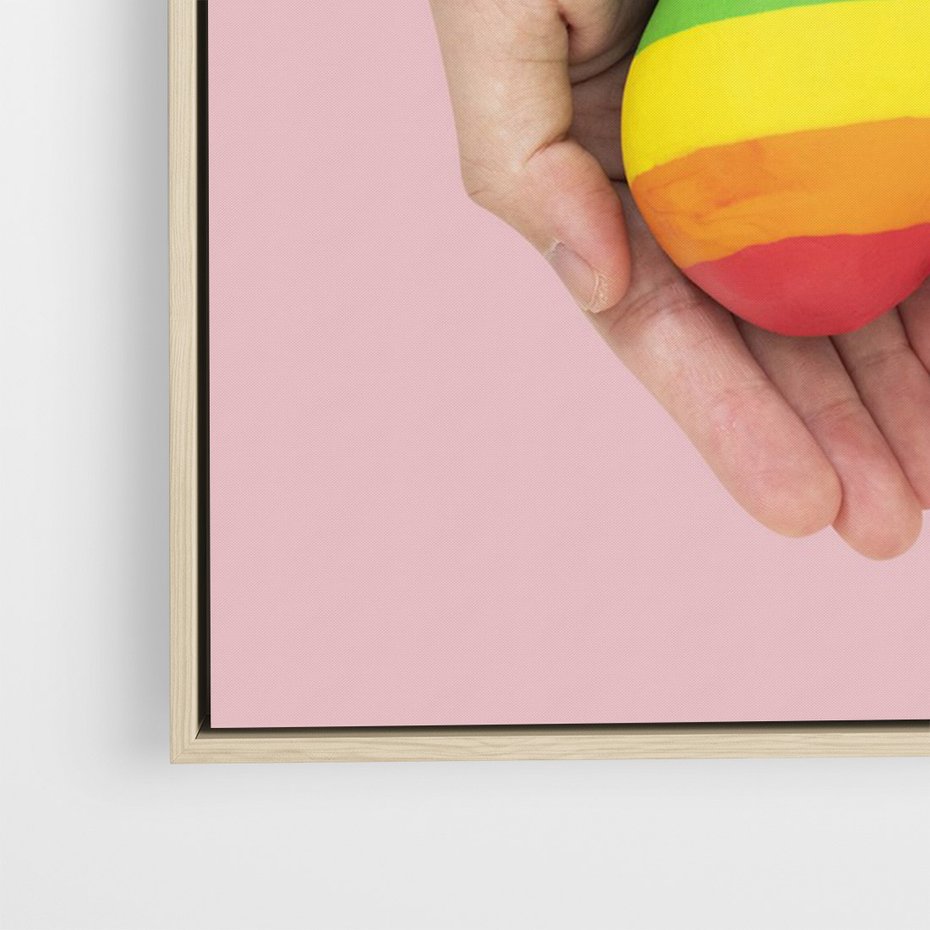 Obraz w ramie 50x70 - Miłość na Dłoniach - zdjęcie, dłonie trzymają ulepione tęczowe serce - rama drewno