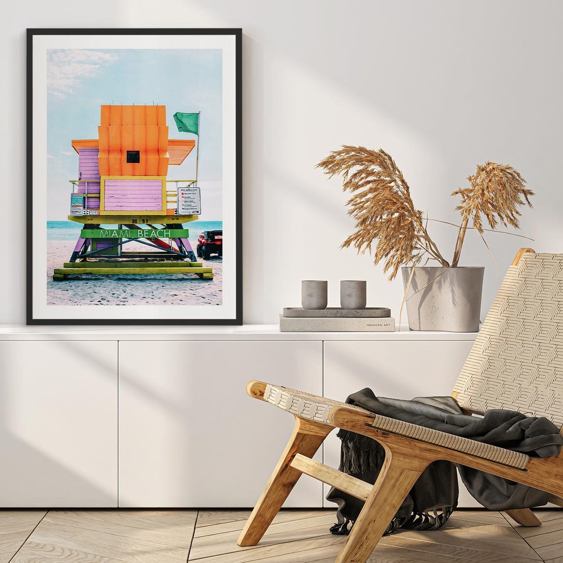 Plakat w ramie 50x70 - Plaża Miami w Słoneczny Dzień - domek ratownika, kolorowy - rama czarna