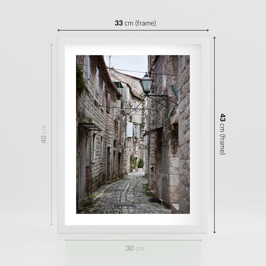 Plakat w ramie 30x40 - Malownicza uliczka we Włoszech - uliczka, Włoch - rama biała
