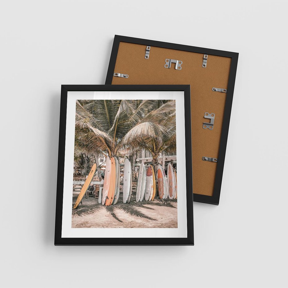 Plakat w ramie 40x50 - Surfingowy Raj - deski surfingowe, na plaży - rama czarna