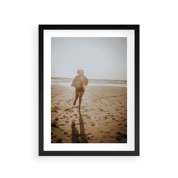 Plakat w ramie 40x50 - O Zachodzie Słońca - klimatyczna fotografia, postać biegnie po plaży - rama czarna