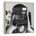 Obraz w ramie 50x50 - Mężczyzna za Aparatem - czarno białe zdjęcie, portret - rama drewno
