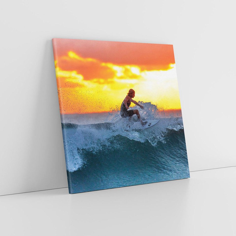 Obraz na płótnie 60x60 - Surfer na falach morza: Spotkanie z wolnością - surfer, surfing