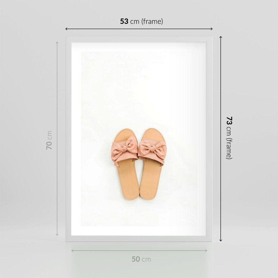 Plakat w ramie 50x70 - Minimalistyczna Moda: Klapki na Białym Tle - klapki, minimalizm - rama biała