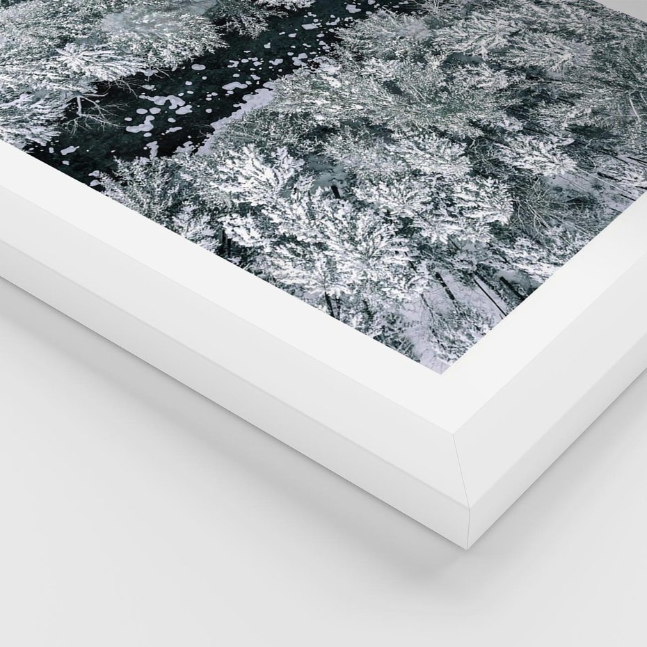 Plakat w ramie 40x50 - Zimowy Krajobraz z Góry - zdjęcie z góry, zaśnieżony las i zamarznięty strumyk - rama biała