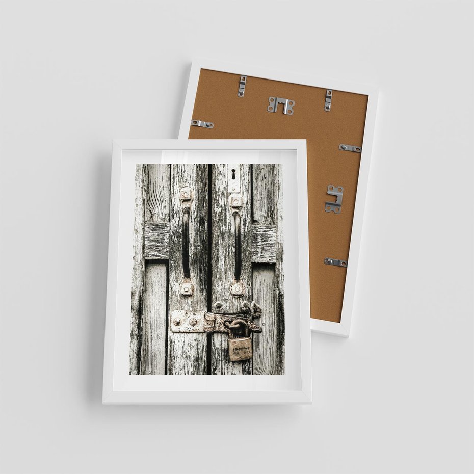 Plakat w ramie 30x40 - Retro Drzwi: Zamknięta Tajemnica - stare drzwi, kłódka - rama biała