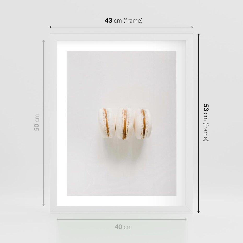 Plakat w ramie 40x50 - Delikatność w Bieli - białe ciateczka. makaroniki, minimalistyczne zdjęcie - rama biała