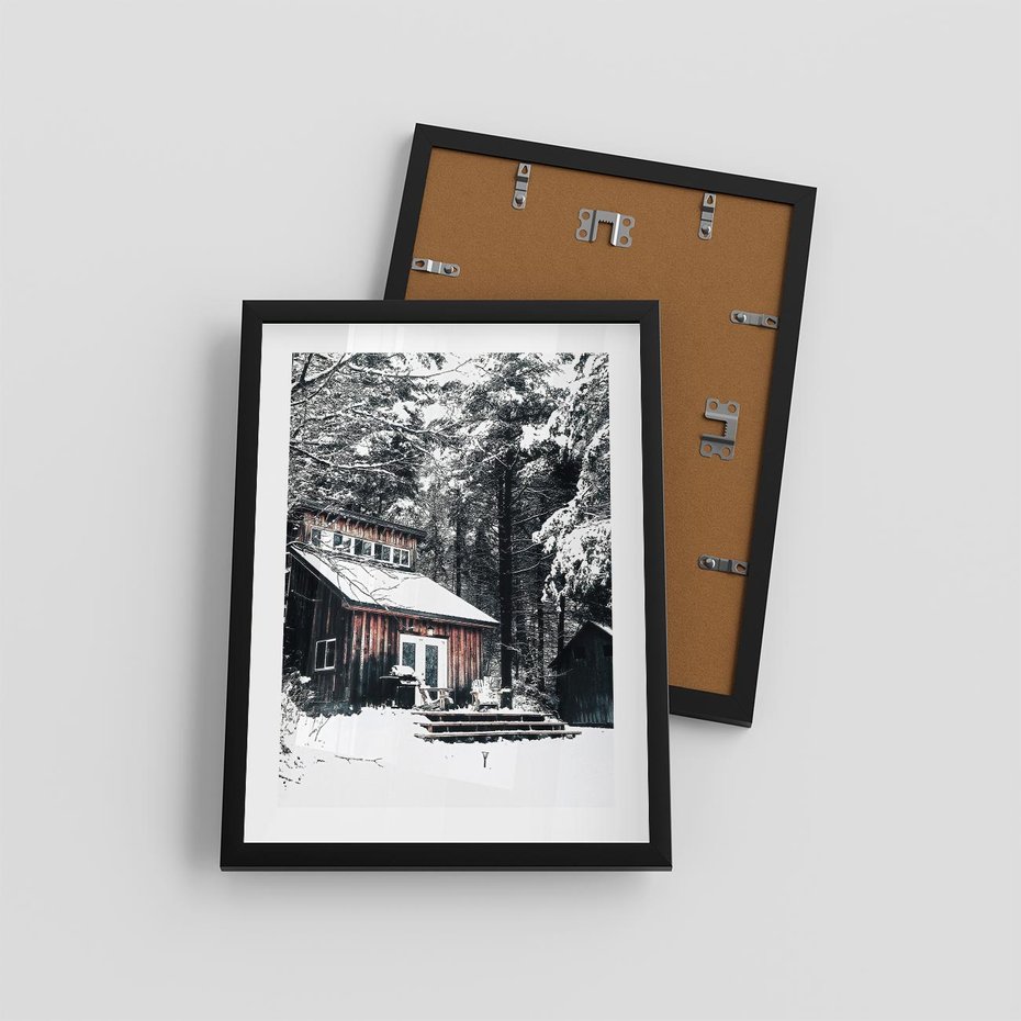 Plakat w ramie 30x40 - Zimowy Urok Drewnianego Domku - zima, drewniany domek - rama czarna