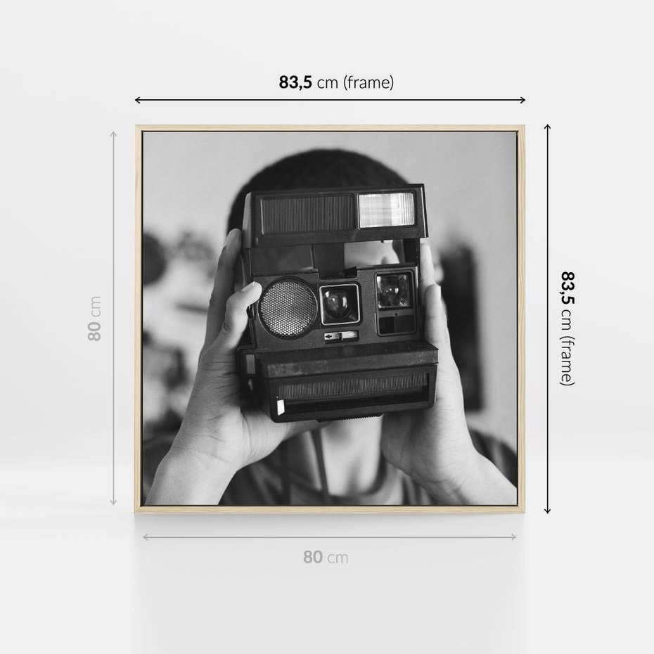 Obraz w ramie 80x80 - Mężczyzna za Aparatem - czarno białe zdjęcie, portret - rama drewno