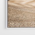Obraz w ramie 50x50 - Refleksyjny taniec myśli - pustynny krajobraz, odcienie sepii - rama biała