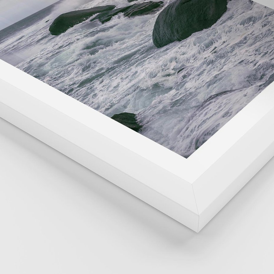 Plakat w ramie 40x50 - Latarnia, Zachód Słońca i Fale - latarnia na klifie, zachód słońca - rama biała