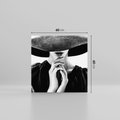 Obraz na płótnie 60x60 - Czarna Elegancja - fotografia czarno biała, zbliżenie portret kobiety w czerni