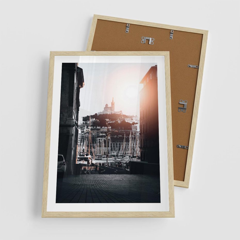 Plakat w ramie 50x70 - Światło Portowe - czarno białe zdjecie, uliczka w nadmorskim mieście - rama drewno
