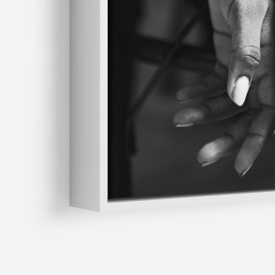 Obraz w ramie 80x80 - Splątane Uczucia - czarno biała fotografia, artystyczna - rama biała