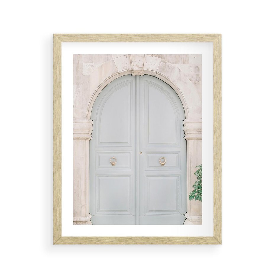Plakat w ramie 40x50 - Błękitne Drzwi Kamienicy: Urok Historii - stare piękne drzwi do kamienicy, błękitne drzwi - rama drewno