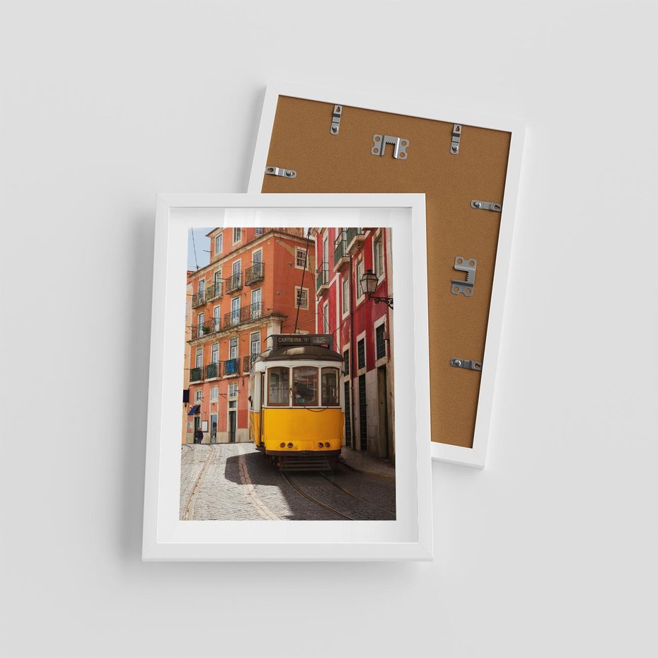 Plakat w ramie 30x40 - Urok tramwaju w Lizbonie - Lizbona, tramwaj - rama biała