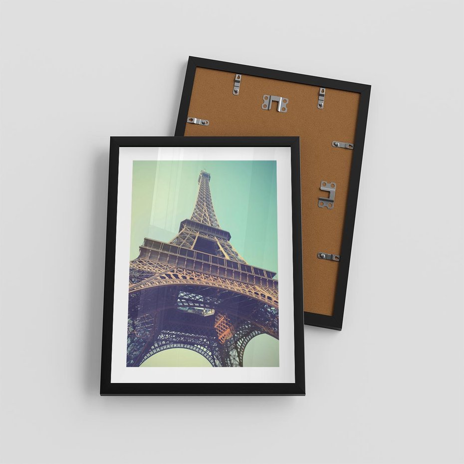 Plakat w ramie 30x40 - Wieża Eiffla w czarno-białej odsłonie - Eiffla, Paryż - rama czarna