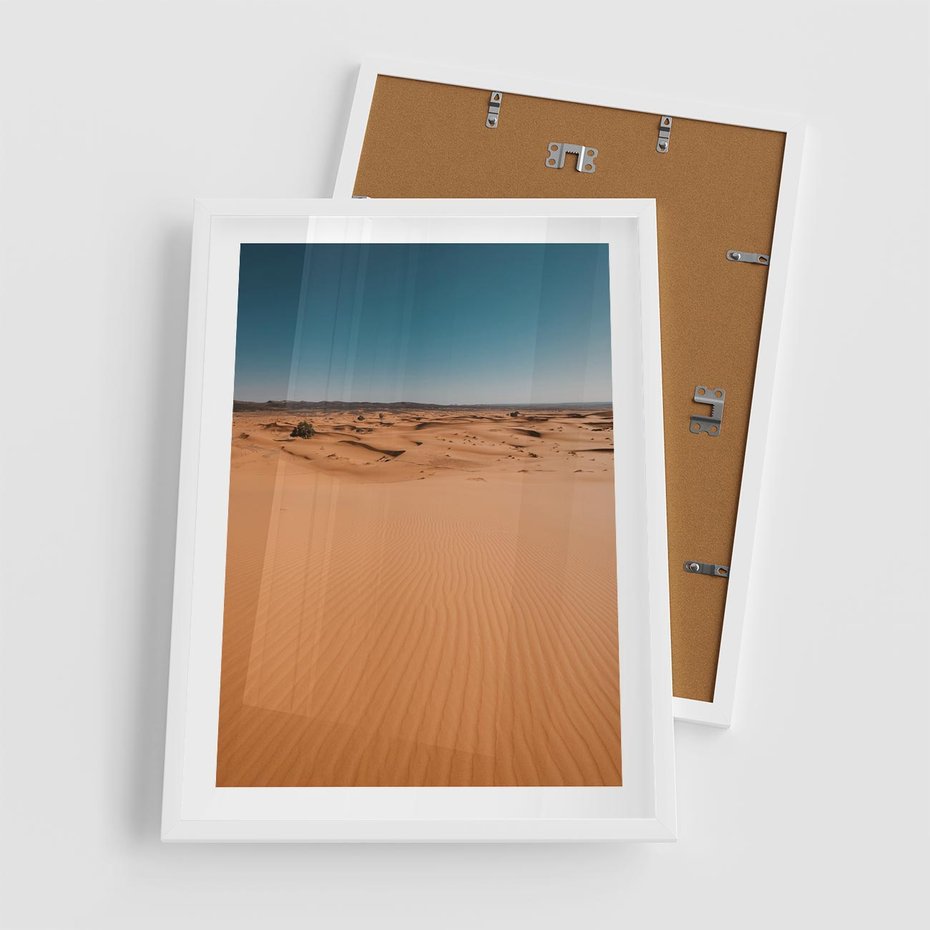 Plakat w ramie 50x70 - Piasek w Przytulnym Wnętrzu - pustynia, piasek - rama biała
