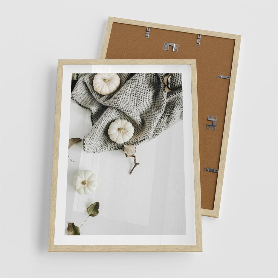 Plakat w ramie 50x70 - Białe Dynie i Przytulny Koc - kompozycja jesienna, białe dynie - rama drewno