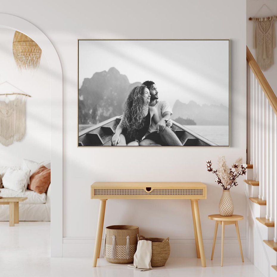 Obraz w ramie 70x50 - Księga mglistych marzeń - czarno biała fotografia, para zakochanych w łodzi - rama drewno