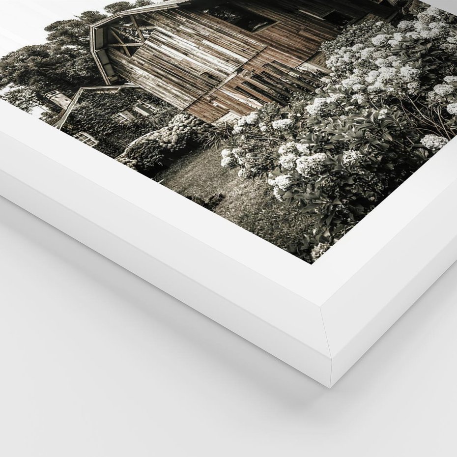 Plakat w ramie 40x50 - Oaza Uroku: Drewniana Chatka i Ogród - domek, ogród - rama biała