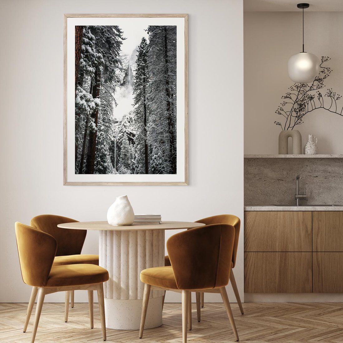 Plakat w ramie 30x40 - Cicha Magia Zimowego Lasu - zimowy las, ośnieżone drzewa - rama drewno