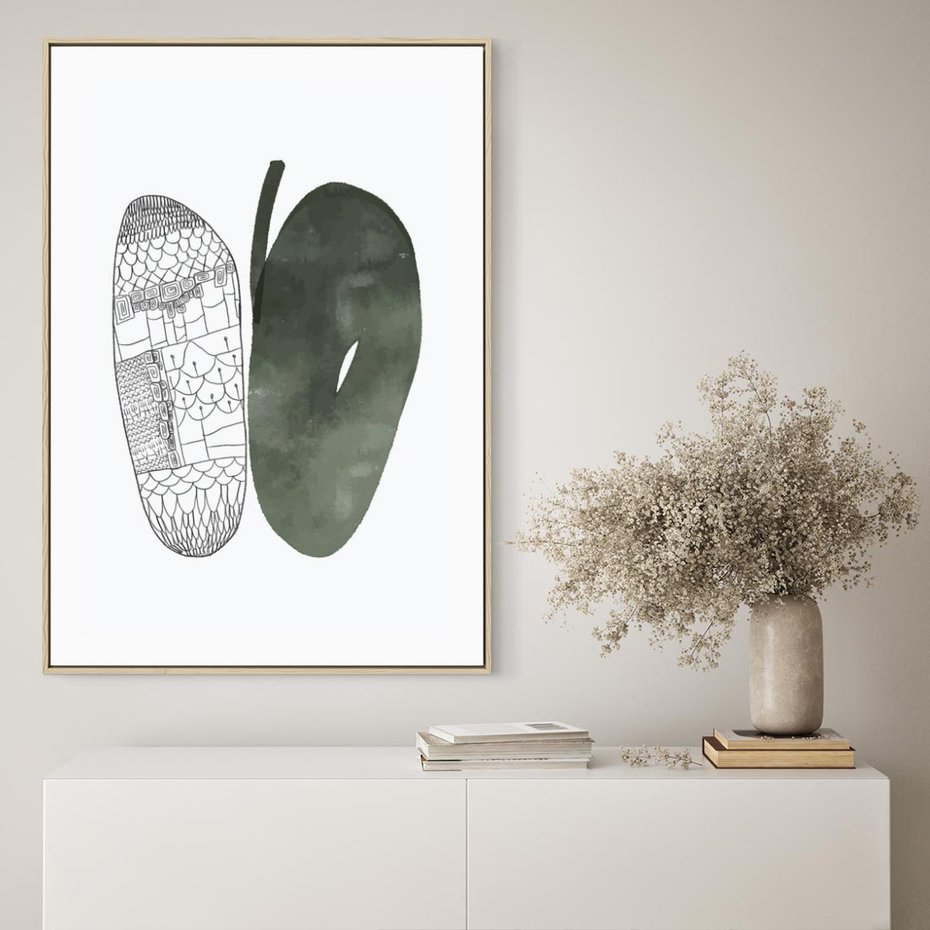 Obraz w ramie 80x120 - Przesunięte Jabłko - minimalistyczny plakat, jabłko - rama drewno