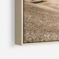 Obraz w ramie 100x70 - Refleksyjny taniec myśli - pustynny krajobraz, odcienie sepii - rama drewno