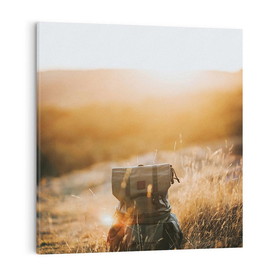 Obraz na płótnie 70x70 - Podróżniczy bukiet na łące - plecak, podróż