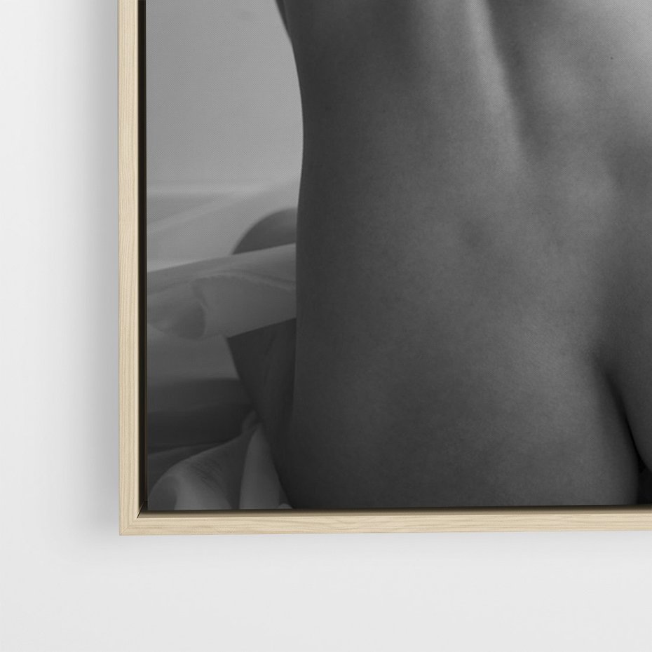 Obraz w ramie 50x70 - Piękno o Poranku - czarno biała fotografia, akt kobiecy - rama drewno