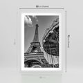 Plakat w ramie 50x70 - Zabawa w Paryżu - czarno białe zdjecie, wieża eiffla - rama biała