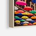 Obraz w ramie 100x70 - Barwna symfonia wyobraźni - fotografia, kolorowe parasolki podwieszone nad ulicą - rama drewno