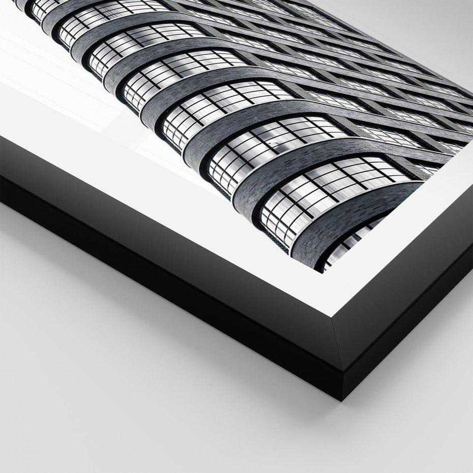 Plakat w ramie 40x50 - Wieżowiec na Monochromatycznym Obrazie - architektura, wieżowiec - rama czarna