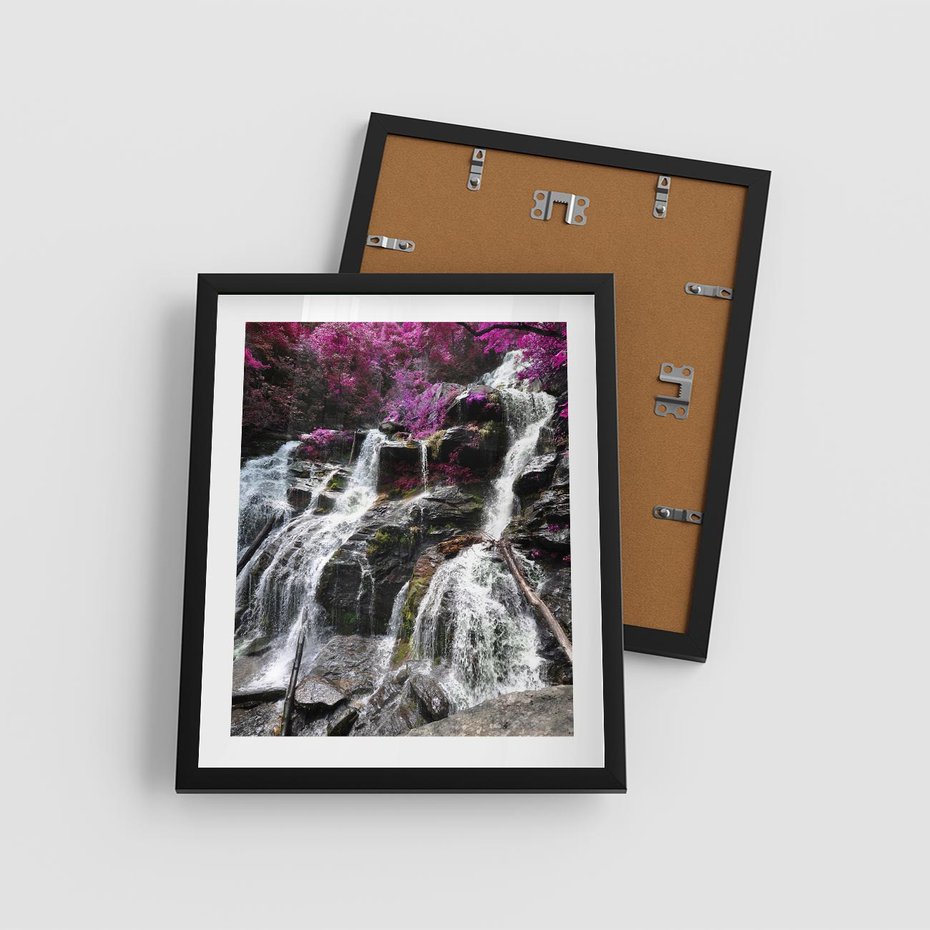 Plakat w ramie 40x50 - Wodospad wśród majestatycznych gór - wodospad, góry - rama czarna