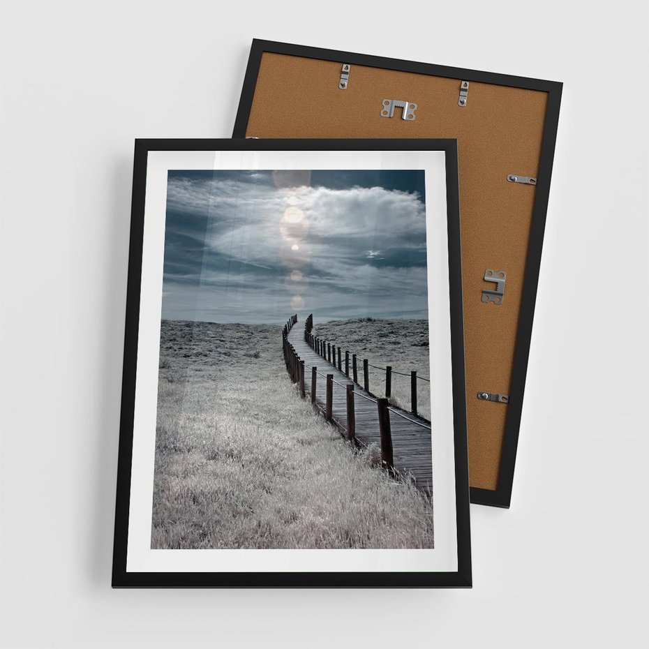 Plakat w ramie 50x70 - Burzowy pomost na plaży - plaża, pomost - rama czarna