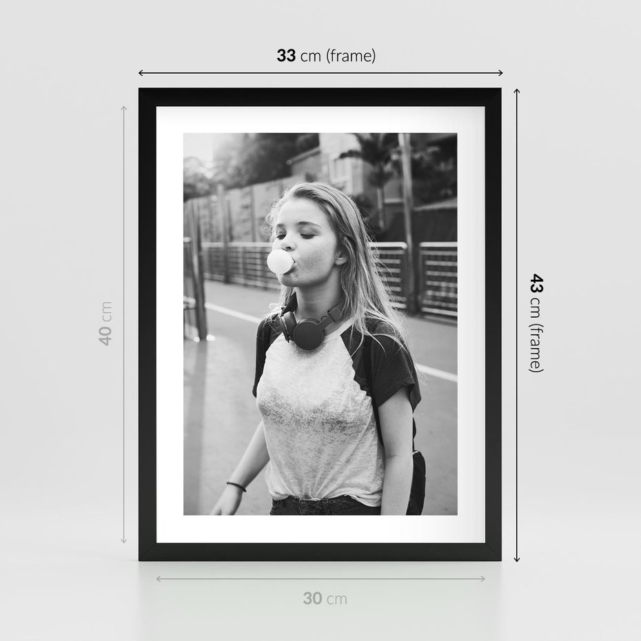 Plakat w ramie 30x40 - Letnia Młodość - nowoczesna fotografia, czarno biała - rama czarna
