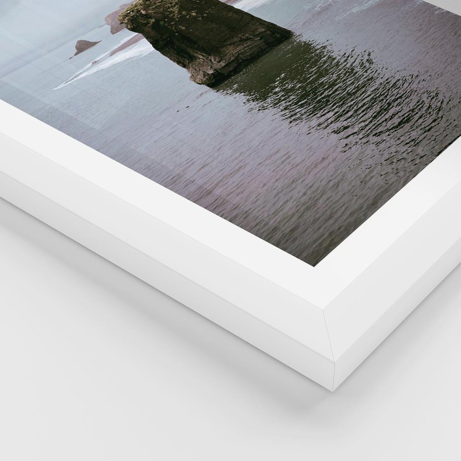 Plakat w ramie 30x40 - Północna Dzikość: Skaliste Klify nad Morzem - skały, klify - rama biała