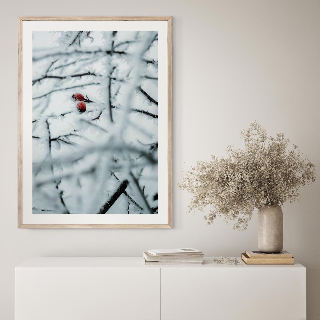 Plakat w ramie 30x40 - Zima w Detalu: Gałęzie ze Szronem i Śniegiem - śnieg, zima - rama drewno