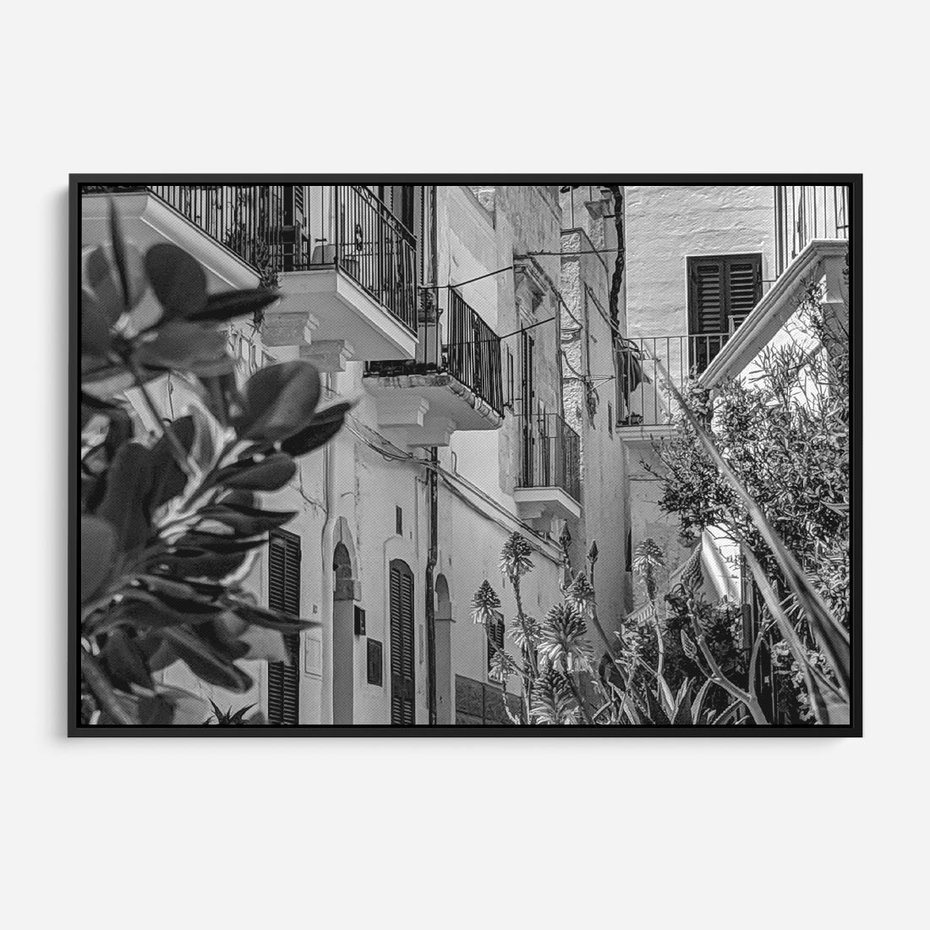 Obraz w ramie 100x70 - Nadmorska Uliczka - czarno białe zdjecie, uliczka w nadmorskim mieście - rama czarna