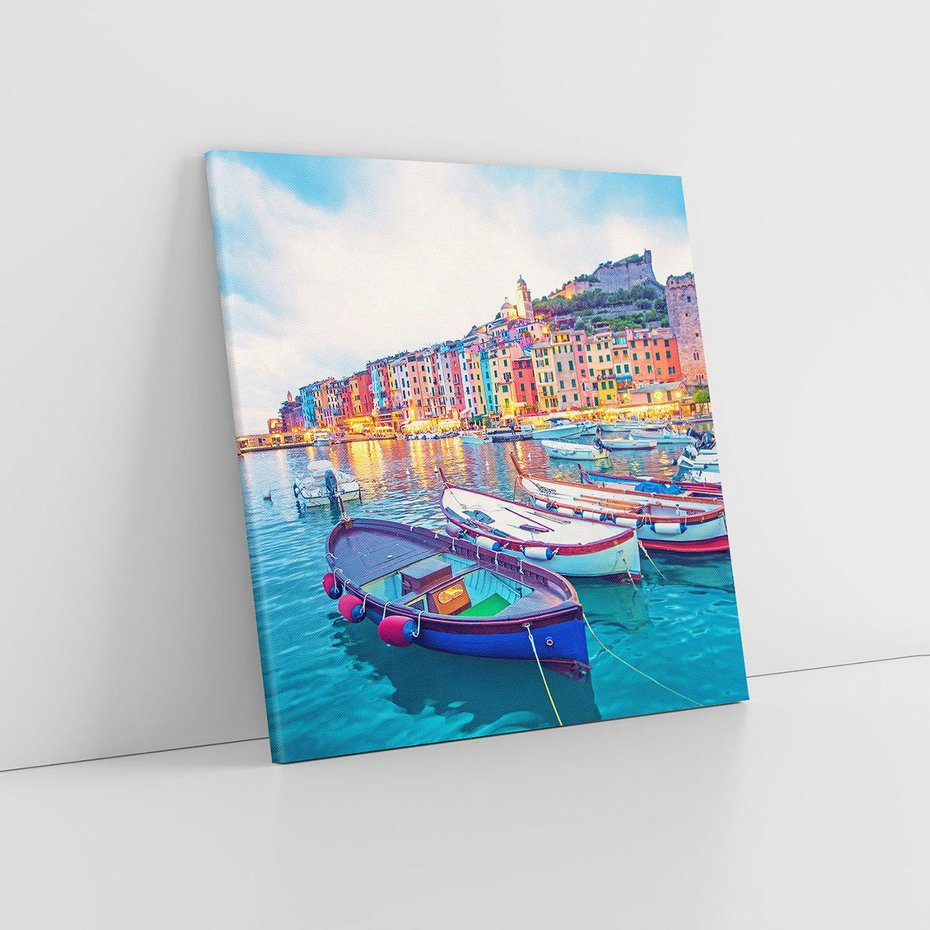 Obraz na płótnie 70x70 - Tańczące kolory zachodu - nadmorskie kolorowe miast, kolorowe budynki na brzegu