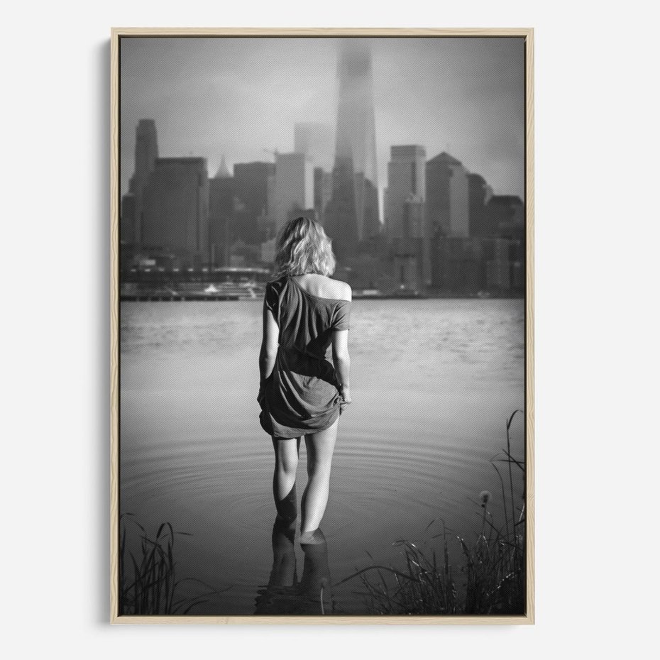 Obraz w ramie 80x120 - Kapiel w Mieście - czarno białe zdjęcie, kobieta wchodzi do wody - rama drewno