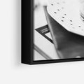 Obraz w ramie 50x50 - Makaroniki w Szarości - czarno biała fotografia, plakat - rama czarna