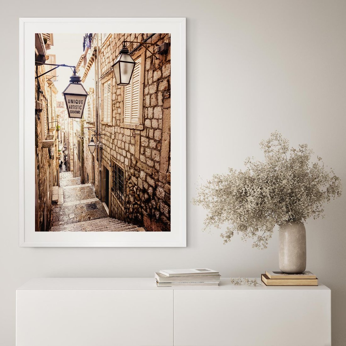 Plakat w ramie 50x70 - mistyczna podróż - uliczka, perspektywa - rama biała