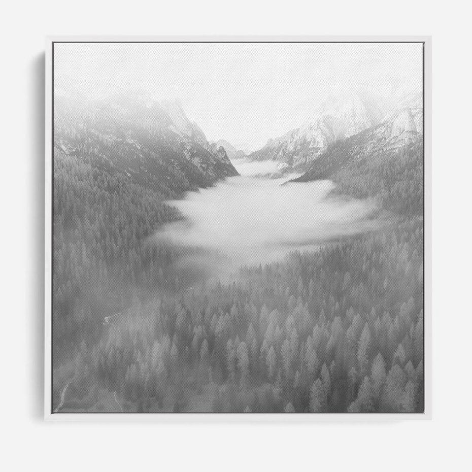Obraz w ramie 80x80 - Szare Góry - zamglony krajobraz, las - rama biała