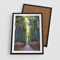 Plakat w ramie 50x70 - Urokliwa dróżka w lesie - las, dróżka - rama czarna