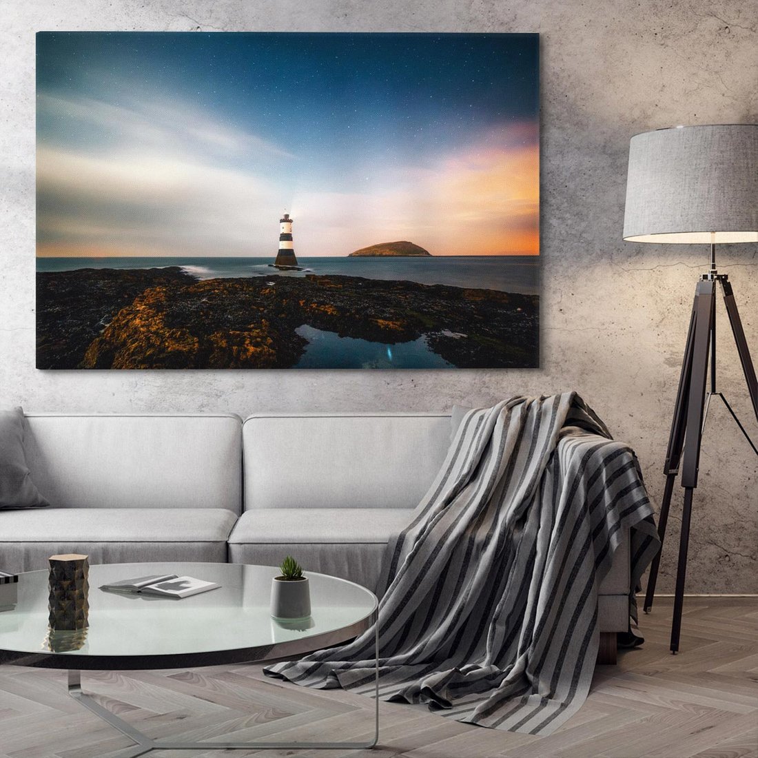 Obraz na płótnie 100x70 - Zachód słońca nad morzem: Magia plażowej scenerii - latarnia morska, morze