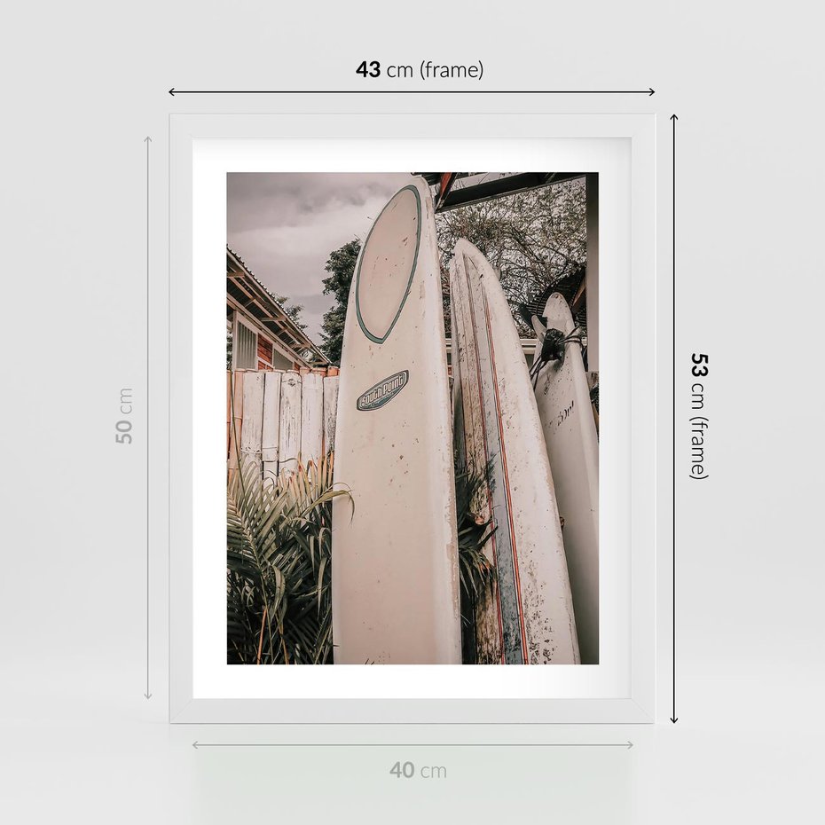 Plakat w ramie 40x50 - Deski Surfingowe czekają na Fale - deski surfingowe, stoją pod płotem - rama biała